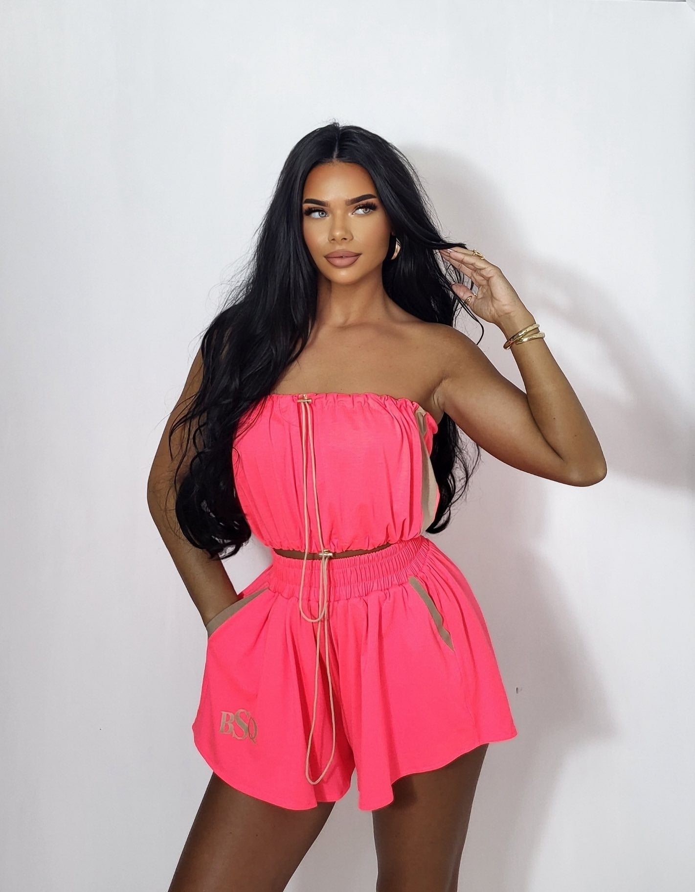 Komplet Besquar — top bandeau i szorty neonowy róż - Lexandra Style